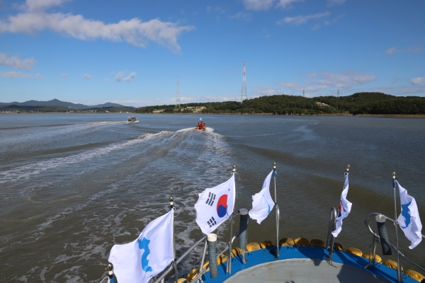 김포시 대명항~한강하구 중립수역 500m 전방까지 시범항해하는 선박들.