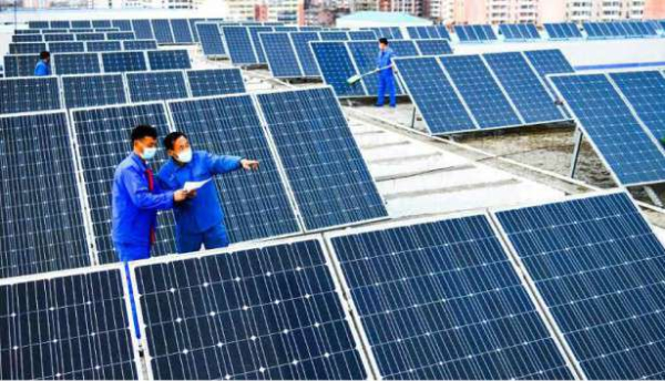 태양광 발전소 건립을 위해 북한의 기술자들이 시설을 점검하고 있다.(사진 조선의오늘)
