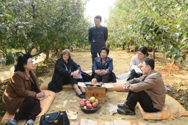 북한에 농업기술을 전수하는 미국친우봉사회(AFSC) 단체 관계자가 북한당국자, 농민과 함께 담소하는 장면(사진 미국친우봉사회 홈페이지)