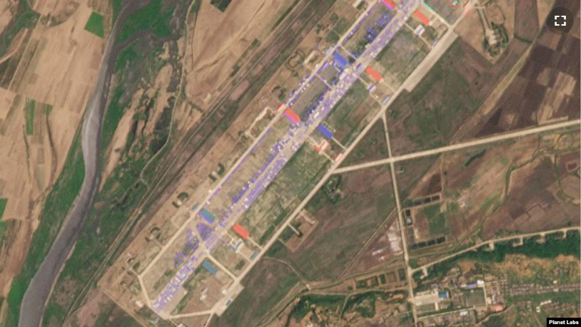 의주비행장을 촬영한 5월 31일 자 위성사진. 중국에서 넘어온 화물로 가득한 이곳에 최근 화물이 추가된 것으로 나타났다. 자료=Planet Labs