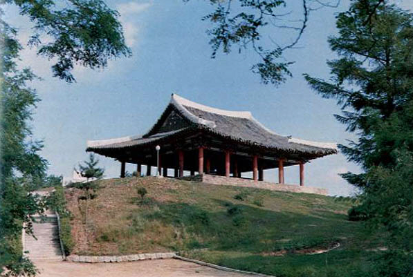 평안북도 의주에 있는 통군정은 한때 북쪽 외적을 막는 군사지휘소 역할을 했으나 현재는 북한 주민들의 주요 관광지이다. (사진 조선의오늘)