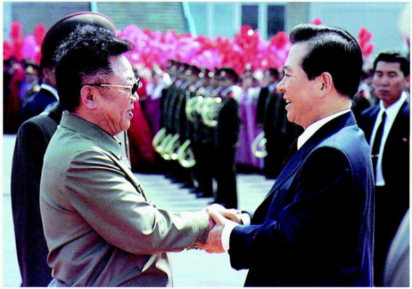 2000년 6월 13일 평양 순안공항에 도착한 김대중 대통령을 김정일 국방위원장이 맞이하고 있다.