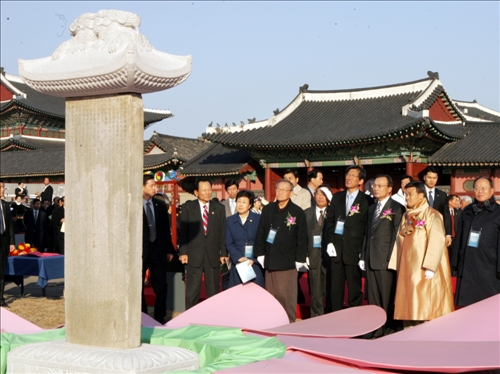 2005년 한국으로 반환된 북관대첩비를 맞이해 이해찬 국무총리 등 관계자들이 기념행사를 거행하고 있다(사진 문화재청)