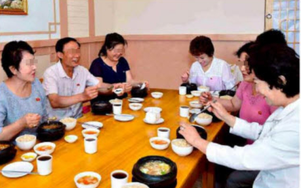한경북도 청진시 식당에서 단고기 식사를 하고 있는 북한 주민의 모습(사진 조선의오늘)