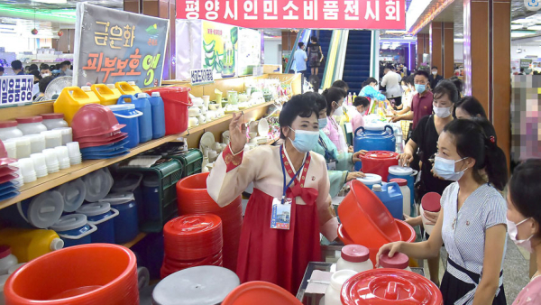 북한주민들이 평양제1백화점에서 2일부터 12일까지 개최되는 인민소비품전시회를 둘러보고 있다(사진 조선의오늘)