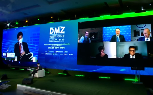 통일부가 주최한 ‘2021 DMZ그린평화지대화 국제포럼’(DMZ국제포럼)에서 참가자들이 발표하고 있다(사진 통일부)