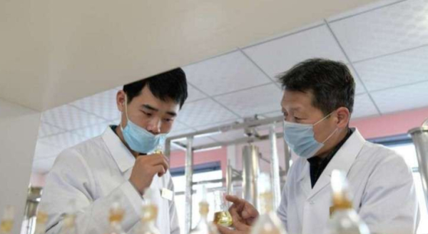 평양 향료공장 연구원들이 화장품 등에 사용한 원료들을 점검하고 있다(사진 조선의오늘)