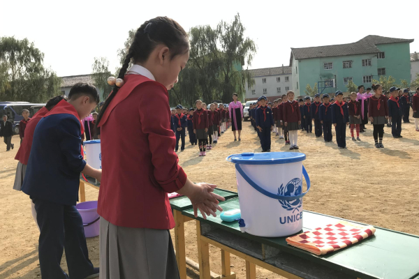 유니세프 지원으로 북한의 어린이들이 위생에 대한 교육을 받고 있다.(사진 유니세프 홈페이지)