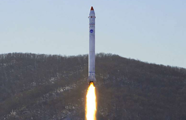 북한의 우주개발국이 정찰위성개발을 위해 탄도미사일을 시험발사를 하고 있는 모습(사진 조선의오늘)