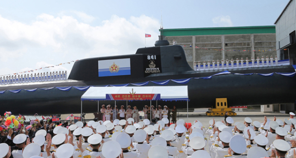 북한이 지난 6일 북한이 김정은 국무위원장이 참석한 가운데 신형 잠수함 '김군옥영웅'  진수식 장면(사진 조선의오늘)