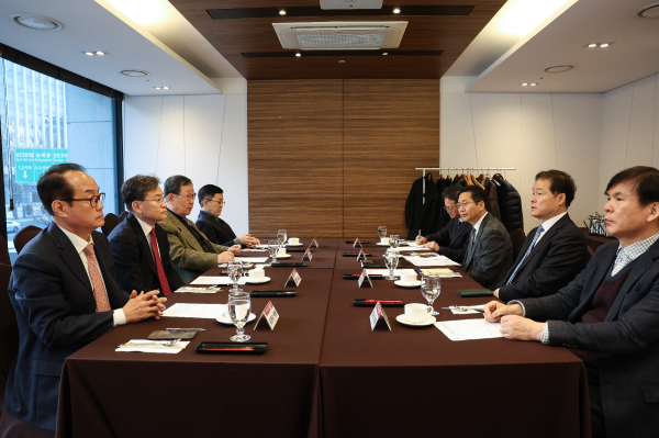 김영호 통일부 장관과 통일부 정책자문위원들이 매주 수요일 개최하는 수요정책포럼에 참석해 통일현안에 대해 논의하고 있다(사진 통일부)